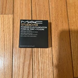 MAC Studio Fix Powder Plus Foundation shade NC25